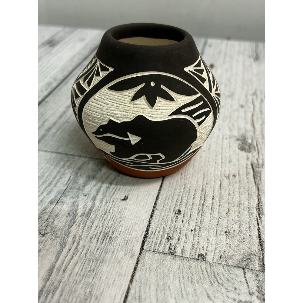 DM Pasquale Laguna Acoma Signed Pottery‎ Vase Bear.  New Mexico 3.5"